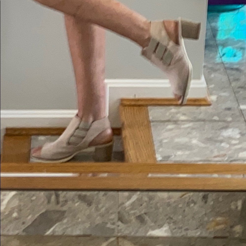 Amalfi by Rangoni light tan suede sandals